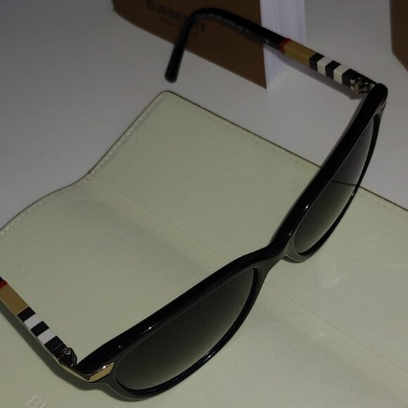 Exceptional condition Burberry sunglasses full set - Picture 10 of 13